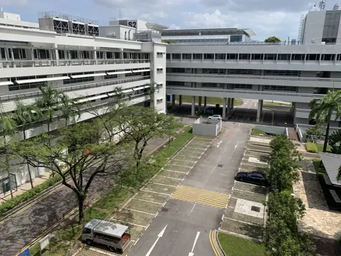 EEE 序列環境：被高樓環繞的校園停車場